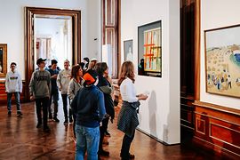 Besucher vor der Replik mit Klimts „Kuss“ samt Hashtag.