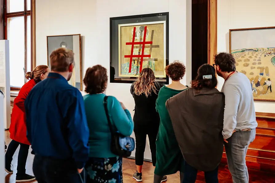 WienTourismus / Paul Bauer Besucher vor der Replik mit Klimts „Kuss“ samt Hashtag.