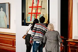 Besucher vor der Replik mit Klimts „Kuss“ samt Hashtag.