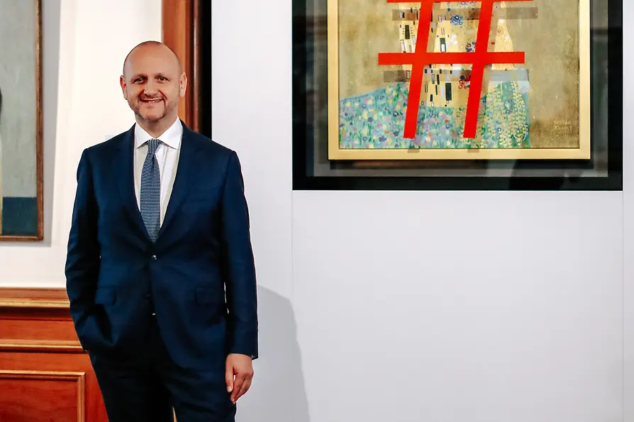 Tourismusdirektor Norbert Kettner vor der Replik mit Klimts „Kuss“ samt Hashtag.