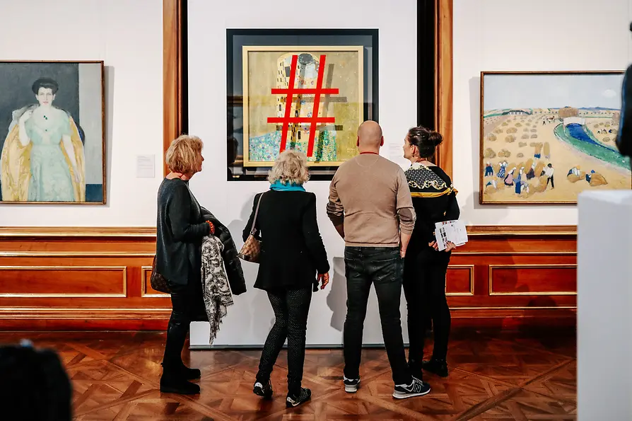 WienTourismus / Paul Bauer Besucher vor der Replik mit Klimts „Kuss“ samt Hashtag.