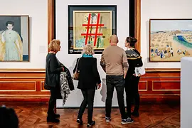 © WienTourismus / Paul Bauer Besucher vor der Replik mit Klimts „Kuss“ samt Hashtag.