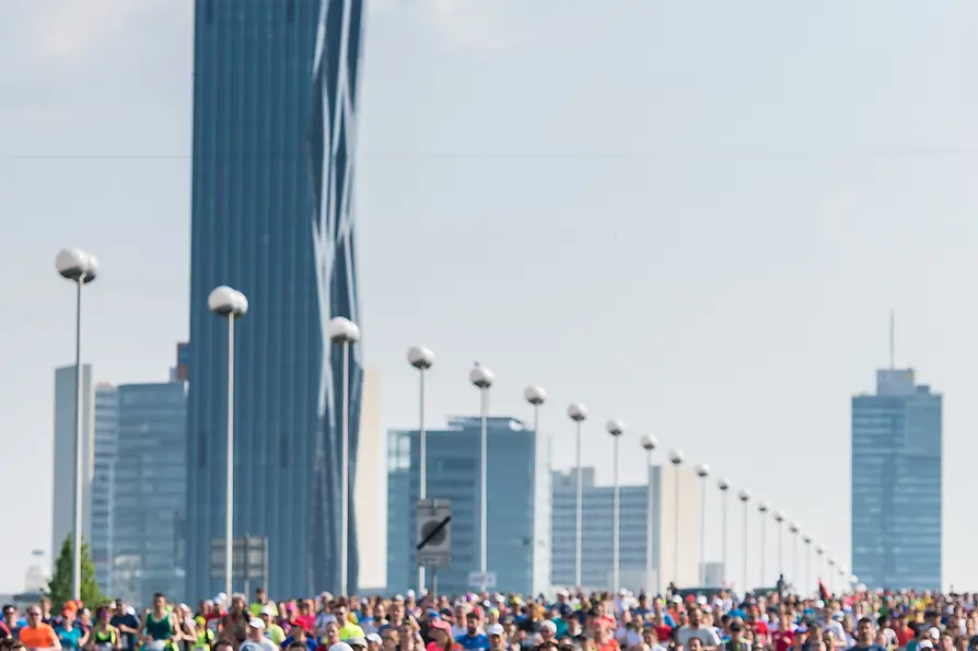 Vienna City Marathon, Läufer auf der Reichsbrücke vor dem DC Tower