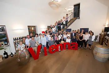 Gruppenfoto der Vienna Experts, die der WienTourismus zum zehnjährigen Jubiläum seines „Vienna Experts Club International“ nach Wien eingeladen hatte