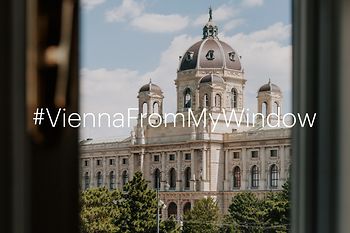 Blick aus einem Fenster auf das Kunsthistorische Museum Wien 