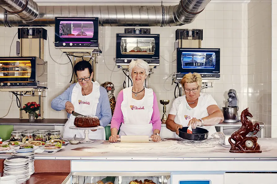 Vollpension, Three elderly ladies behind the coffee house counter 