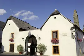 Weingut Mayer am Pfarrplatz, Aussenansicht, Fassade, Eingangtor