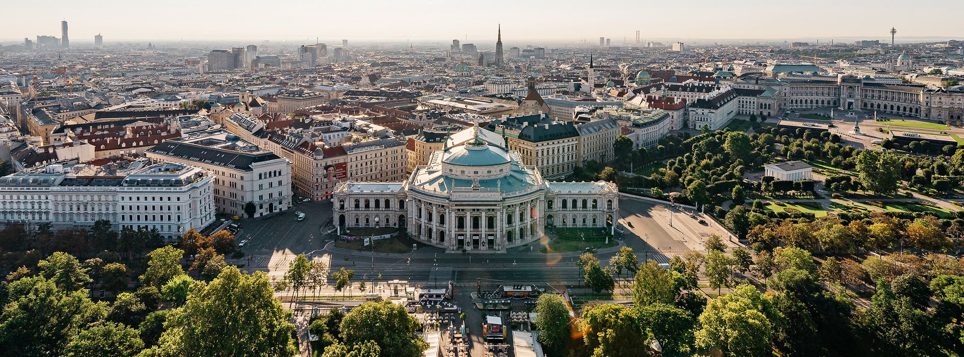 Vista da prefeitura para o Burgtheater
