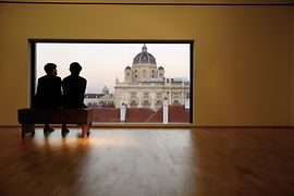 Two museum visitors in the Leopold Museum