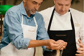 Restaurant Meissl & Schadn: zwei Männer beim Zubereiten eines Wiener Schnitzels
