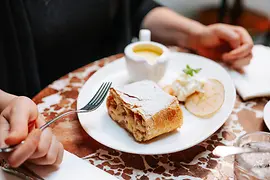 Apfelstrudel im Café Central