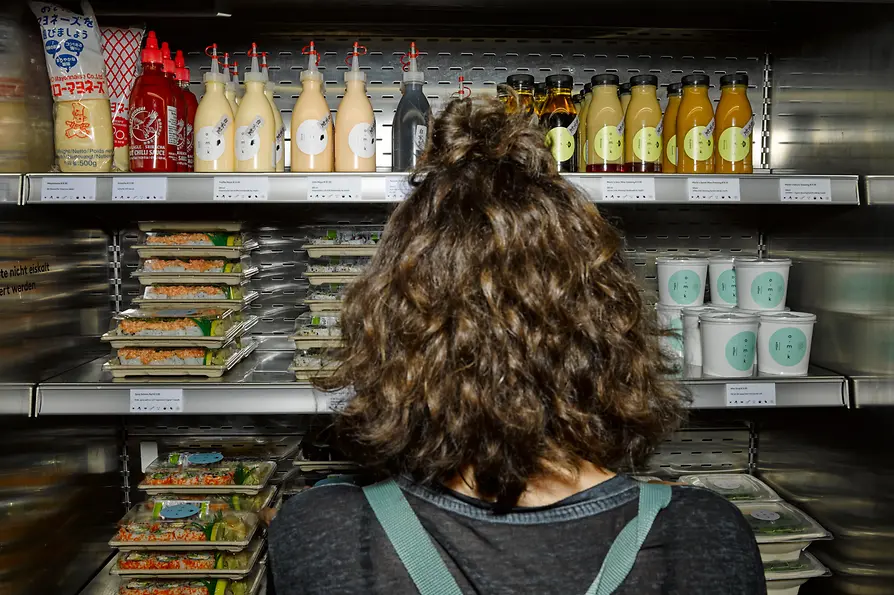 Mochi Hoher Markt, Frau vor einem gefüllten Kühlschrank