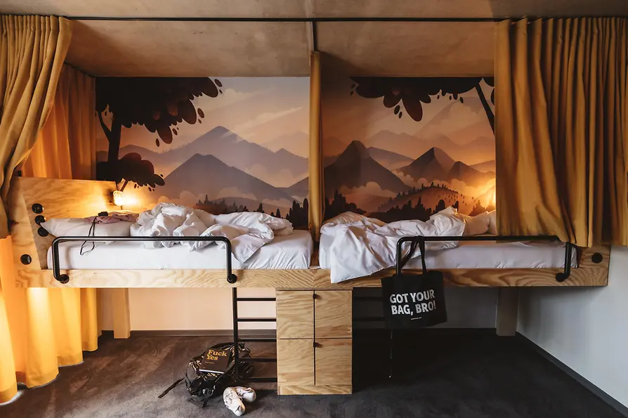 Jakub Markech // @lousyauber Hotel, Hostel Superbude, Zimmer Vierbettbude Friends