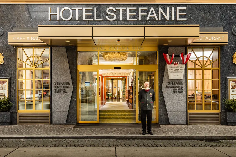 Hotel Stefanie, Portier, Aussenansicht