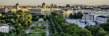 Aufnahme von oben des Volksgartens, der Museen und des Parlaments