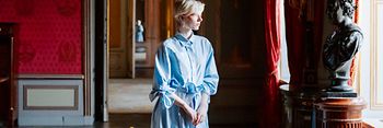 "Vienna – A luxurious journey." blouse and skirt: Jana Wieland, earrings: Swarovski, boots: stylist’s own, location: Albertina