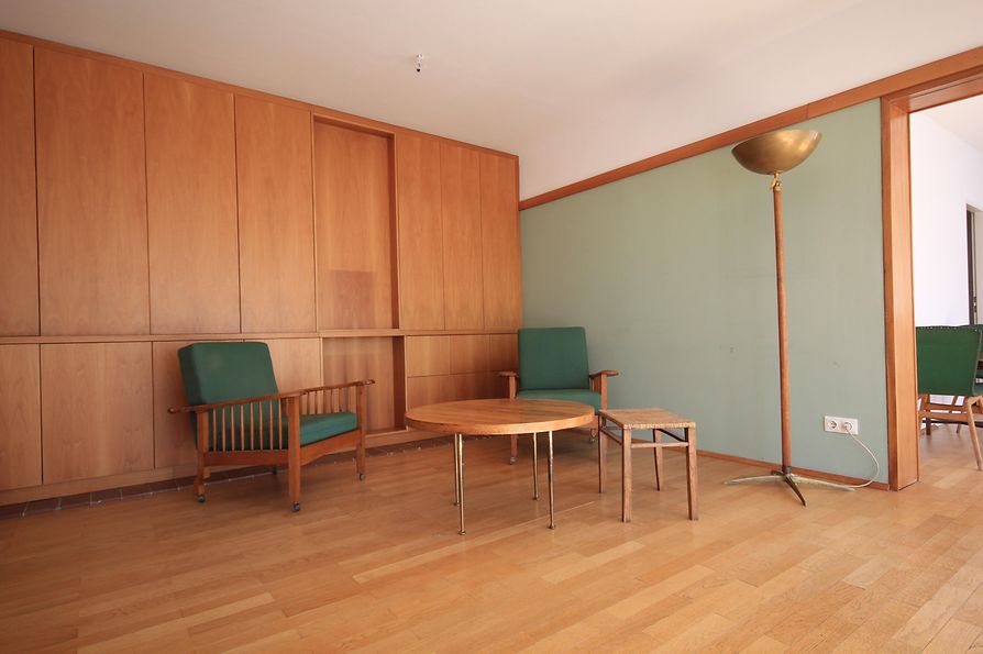 Living room with original furniture by Schütte-Lihotzky 