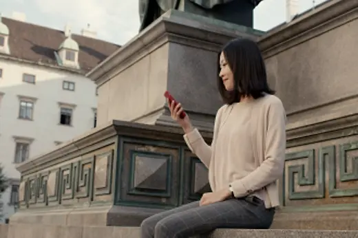 Eine Frau schaut auf ihr handy