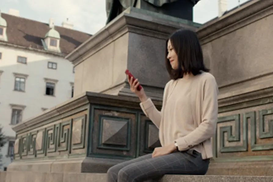 Eine Frau schaut auf ihr handy