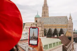 © WienTourismus/Paul Bauer Frau mit Smartphone und Stephansdom im Hintergrund
