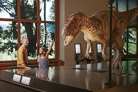 Familie im Naturhistorischen Museum Wien bewundert Saurier