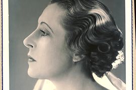 Portrait photo, Helene Winterstein