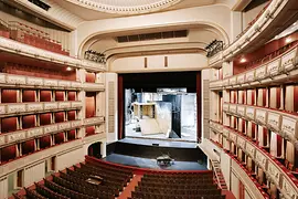 Zuschauerraum in der Wiener Staatsoper mit Blick auf die Hauptbühne