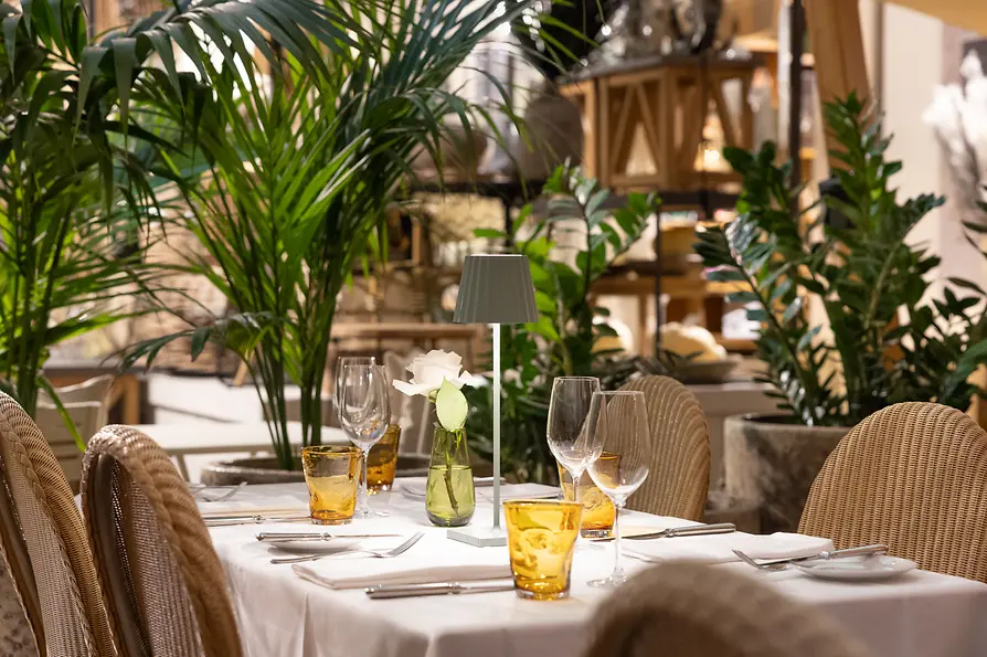 Restaurant Hansen, laid table