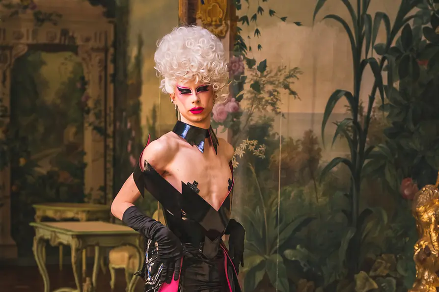 Drag Queen Metamorkid im schwarzen Kleid in den Berglzimmern von Schloss Schönbrunn