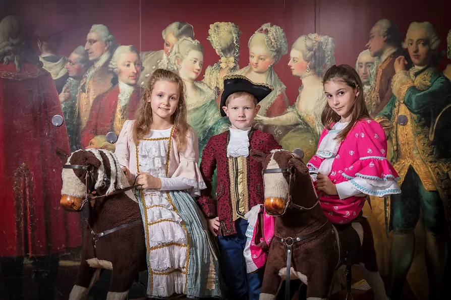 Schönbrunn Palace Children's Museum, children in costumes