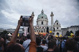 Popfest Wien - Atmosphäre, Blick auf die Bühne bei Tageslicht