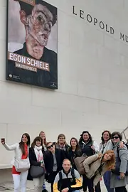 Italienische Gäste vor dem Leopold Museum