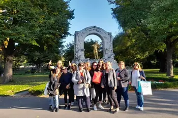Italienische Gäste im Stadtpark vor der Strauss Statue