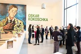 Französische Agents bei der Oskar Kokoschka Ausstellung