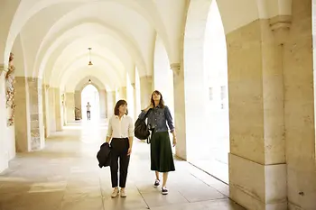 Two women walking in the city center of Vienna