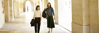 Two women walking in the city center of Vienna