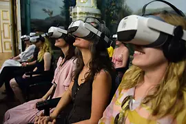 Schönbrunn: Besucher:innen mit VR-Brillen