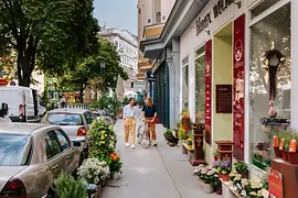 Menschen flanieren in der Servitengasse