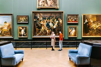 Kunsthistorisches Museum in Wien. Ein Mann und eine Frau sehen sich Bilder aus der Barockzeit an.