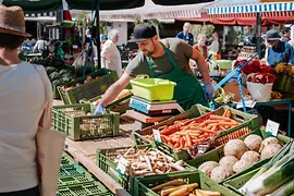 Karmelitermarkt, market stall with vegetables