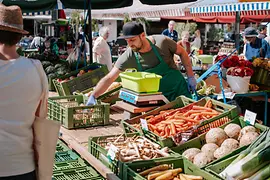 Karmelitermarkt, Marktstand mit Gemüse