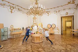 Kindermuseum Schloss Schönbrunn, Kinder spielen in prunkvollem Raum