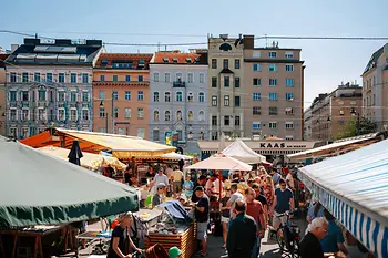 Marktstandeln und Menschen dazwischen