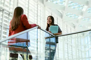 Zwei Frauen im Gespräch in der Messe Wien