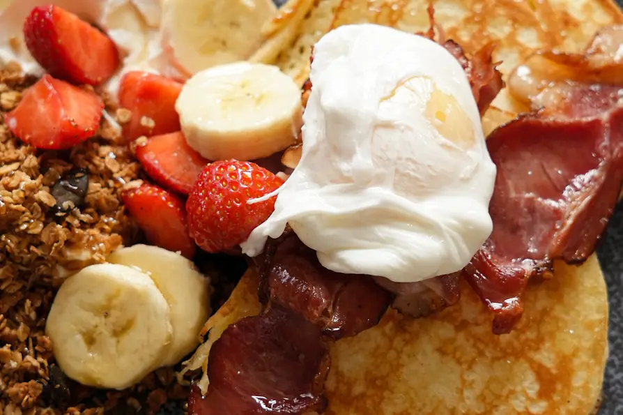 Breakfast restaurant SiL, pancakes, bananas, strawberries, bacon