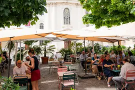 Restaurant Treu am Platzl, guest garden in front of the Maria Treu church