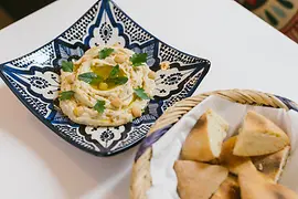 Restaurant food’amour, Hummus auf Teller