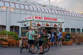 Vienna sausage stand Spittelau, customers