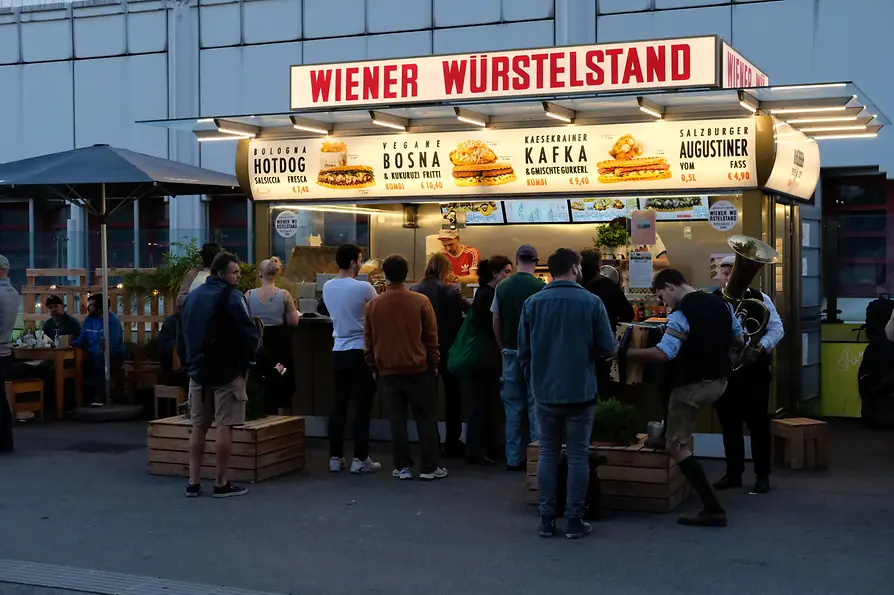 Wiener Würstelstand, Spittelau, evening, customers