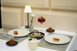 Restaurant Hausbar, Innenansicht, gedeckter Tisch mit Speisen